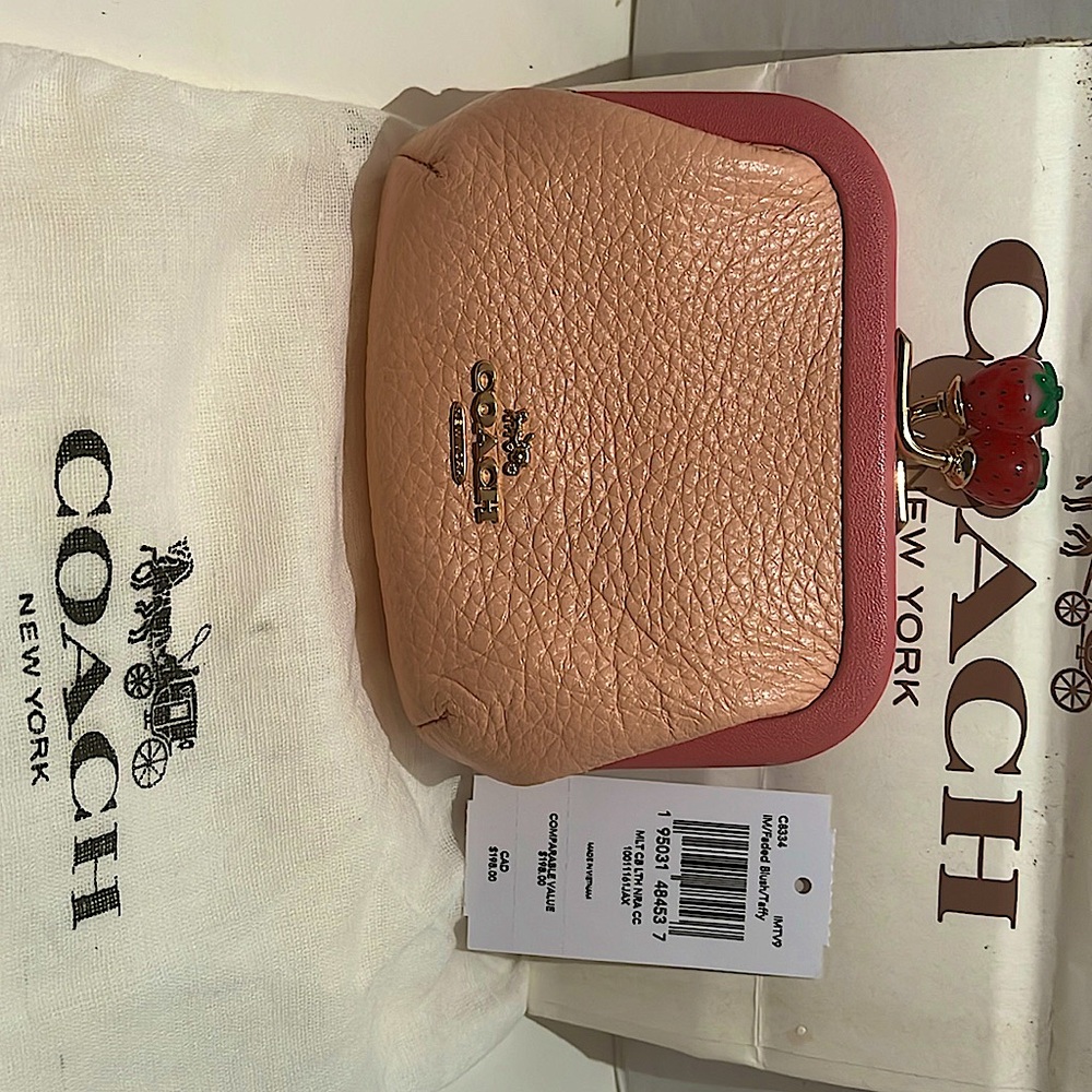 Coach Brand New Small cute purse
Wide 13cm
Hight 13.3cm
Depth 9cm